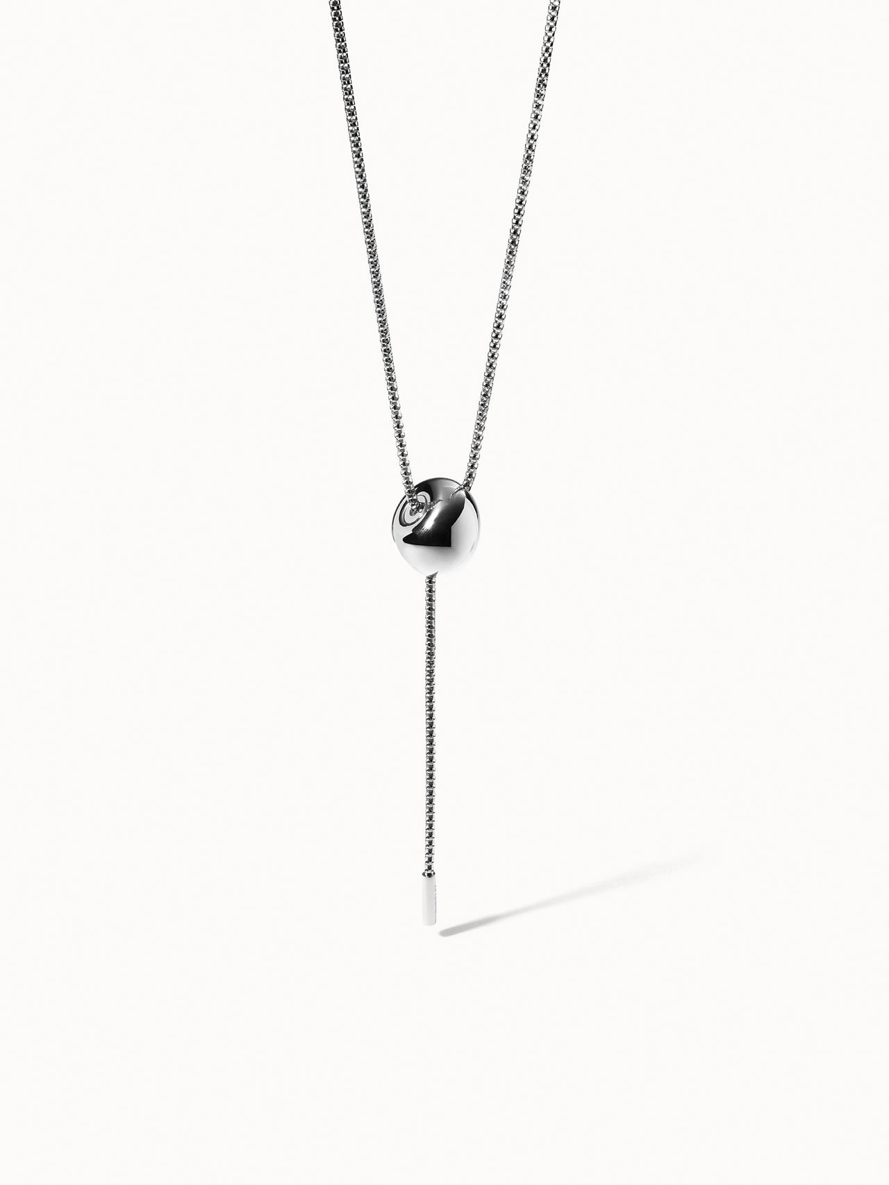 Silberne PURELEI Kette mit glänzendem Kugel-Anhänger, elegant und modern.