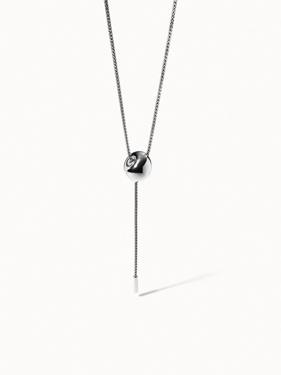 Silberne PURELEI Kette mit glänzendem Kugel-Anhänger, elegant und modern.