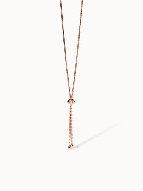 PURELEI Embrace Beauty Kette in Roségold, filigran und zeitlos, elegant inszeniert auf hellem Hintergrund.