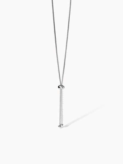 PURELEI Embrace Beauty Kette aus silbernem, nickelfreiem Schmuck in minimalistischem Design vor hellem Hintergrund