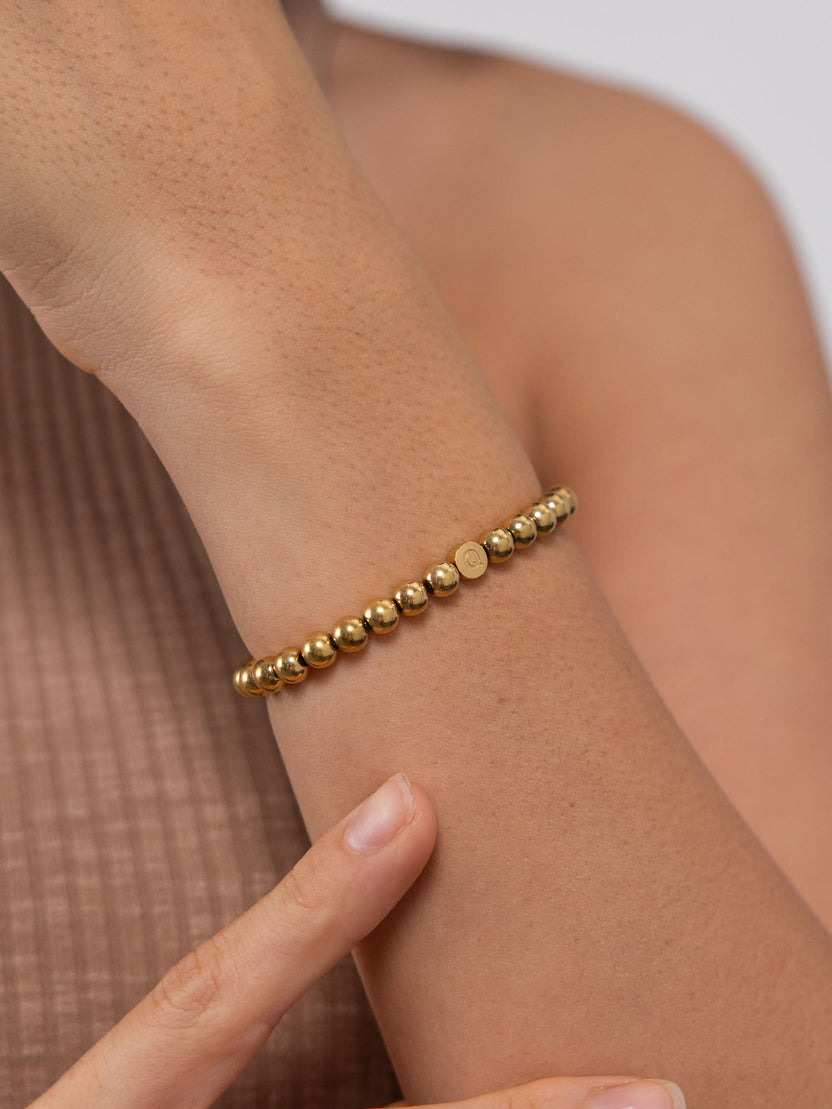Letter Q Armband