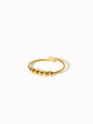 New Generation Anxiety Ring von PURELEI in gold mit fünf beweglichen Kugeln, minimalistisch und elegant gestaltet.