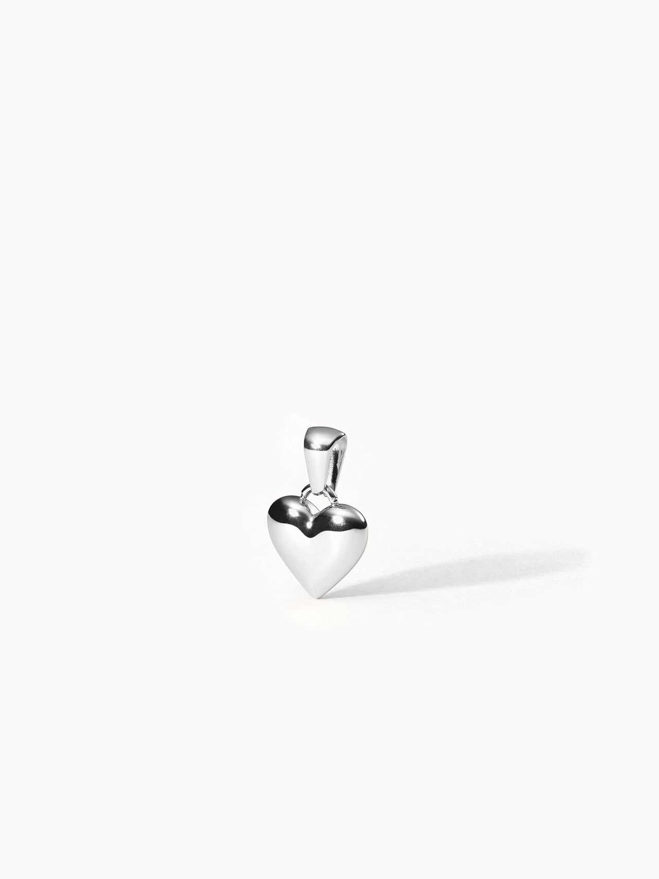 PURELEI Aloha Love Charm aus nickelfreiem, silbernem Edelstahl in Herzform auf hellem Hintergrund.