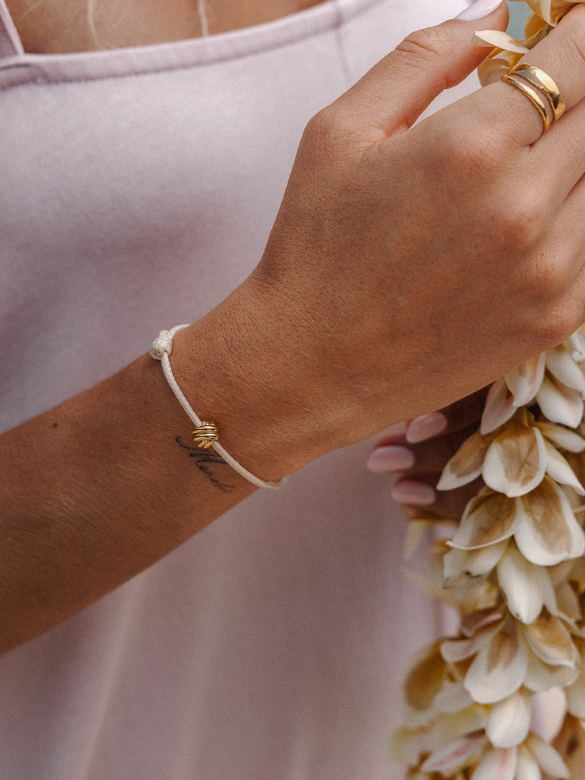 {"color":"Gold"}