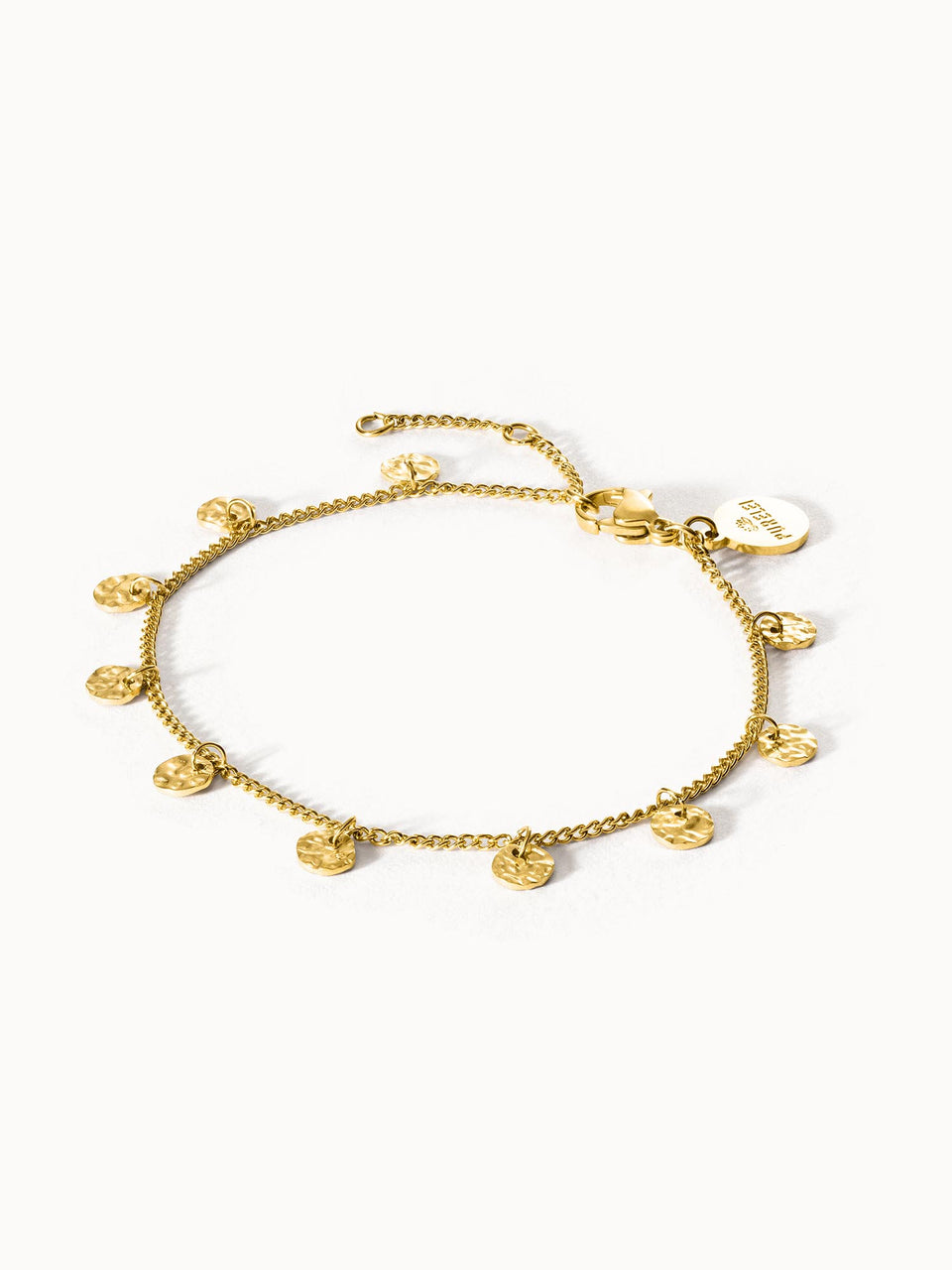 Malihini Coin Armband von PURELEI in 18K Gold mit kleinen Münzanhängern, fein und elegant am weißen Hintergrund.
