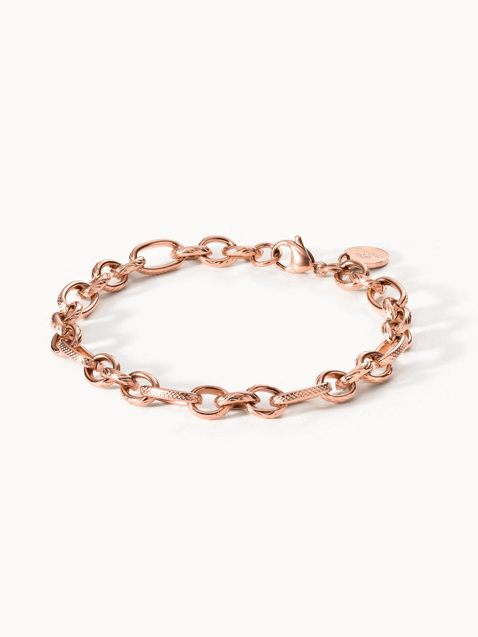 Roségoldenes PURELEI Fashion Show Armband mit matt schraffierten Gliedern, zart und edel auf hellem Untergrund liegend.