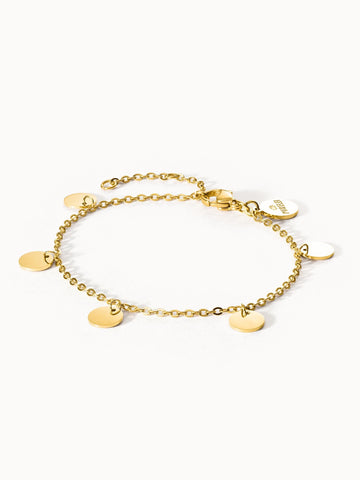 Zierliches goldenes Kalea Armband mit Plättchen, PURELEI, getragen auf hellem Hintergrund, elegant und feminin.
