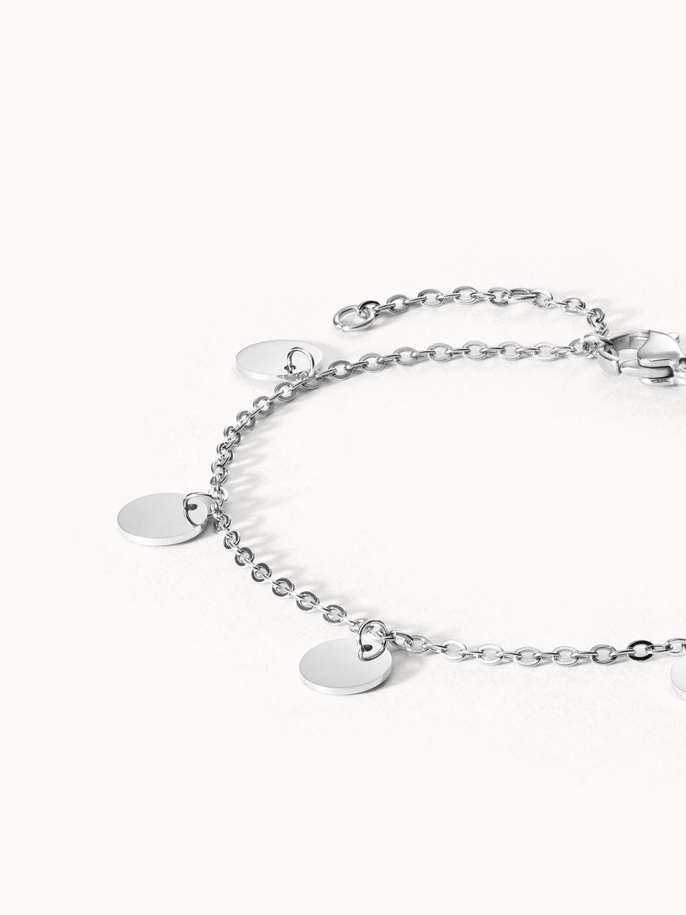 PURELEI Kalea Fusskettchen aus nickelfreiem Silber mit spiegelnden Anhängern, elegant und zeitlos.