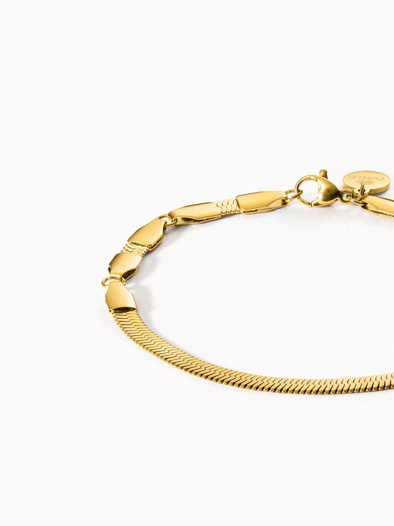 I'lalo Armband aus 18K vergoldetem Edelstahl, feine Schlangenstruktur, elegant auf weißem Hintergrund, PURELEI