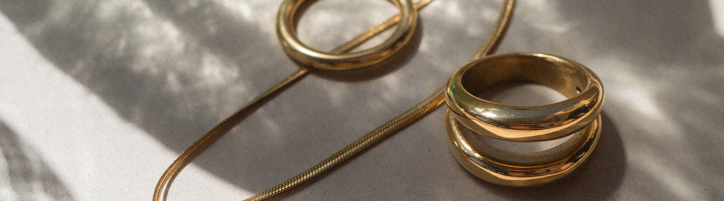 Goldene Ringe mit geschwungenem Design, inspiriert von PURELEI, elegant und zeitlos.