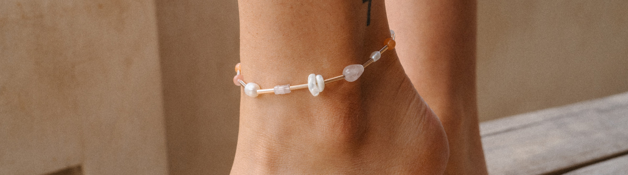 Zartes PURELEI Fußarmband aus transparentem Material mit bunten Steinen, elegant und leicht.