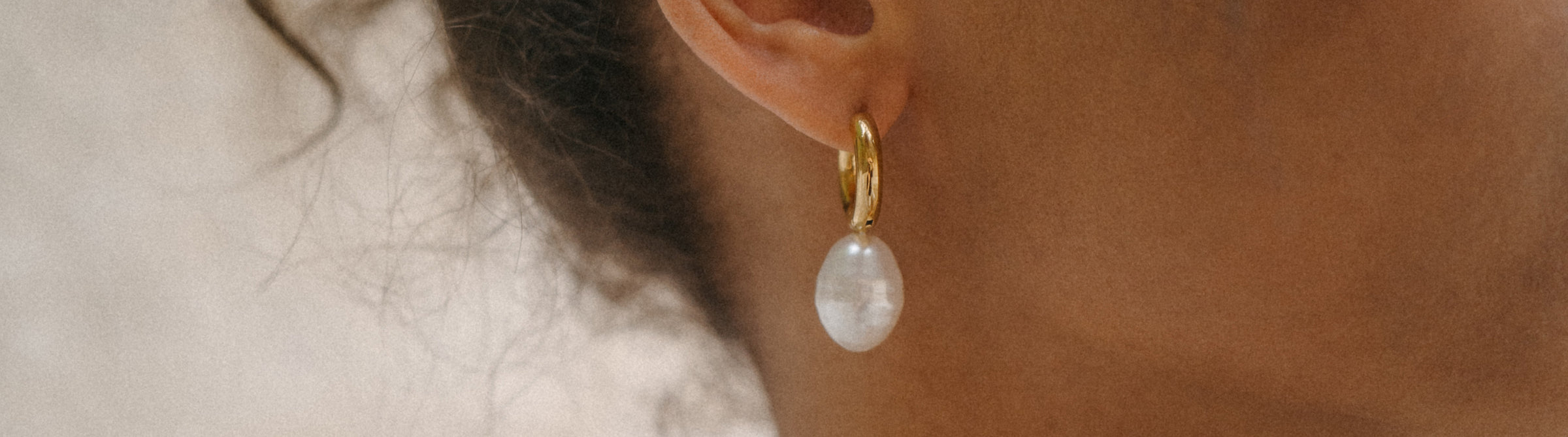 Elegante, nickelfreie Ohrringe mit Muschel-Anhänger von PURELEI, strahlend und feminin.