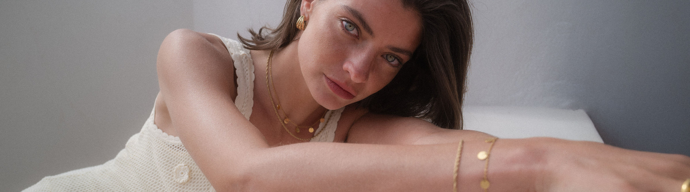 Zartes, roségoldenes Armband mit minimalistischen Details, getragen in entspannter Atmosphäre – PURELEI.