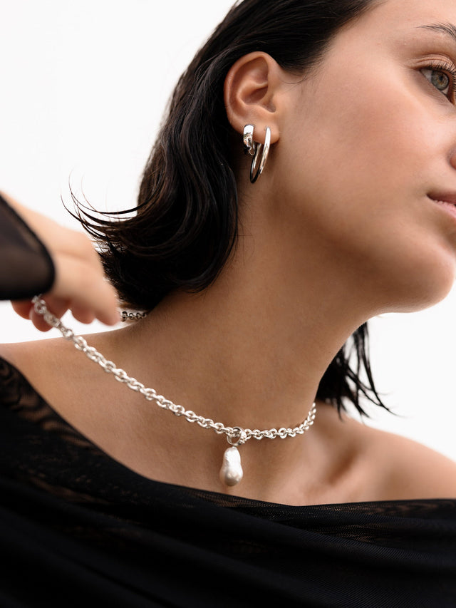 Silberne Kette mit Muschel-Anhänger und Creolen, PURELEI, elegant und modern.