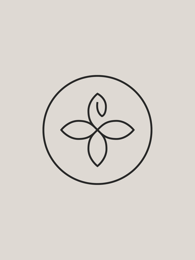 Schlichtes, schwarzes Logo von PURELEI mit floralen Elementen in einem runden Rahmen.