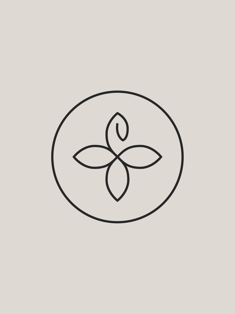 Schlichtes, schwarzes Logo von PURELEI mit floralen Elementen in einem runden Rahmen.