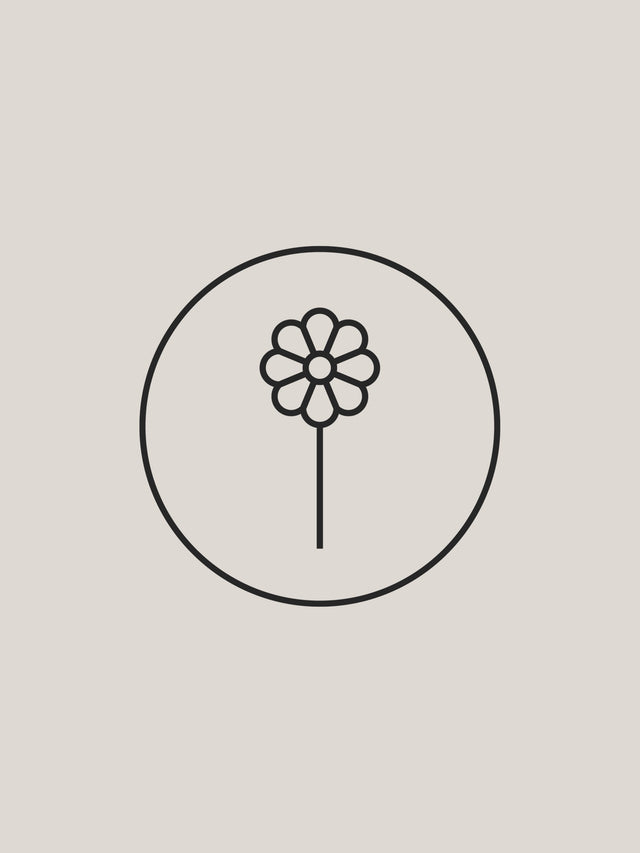 Schlichte Blume in Schwarz auf hellem Hintergrund, inspiriert von PURELEI's Aloha-Ästhetik.