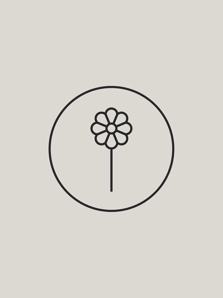 Schlichte Blume in Schwarz auf hellem Hintergrund, inspiriert von PURELEI's Aloha-Ästhetik.