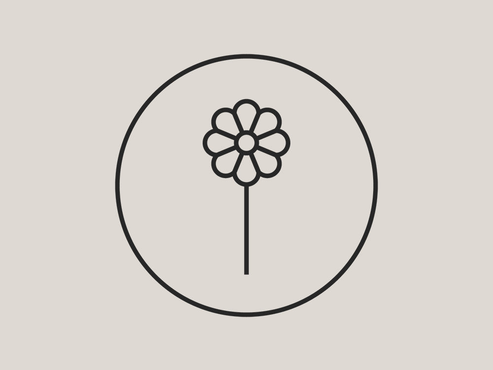 Schlichte, schwarze Blume im Kreis, inspiriert von der Natur – PURELEI.