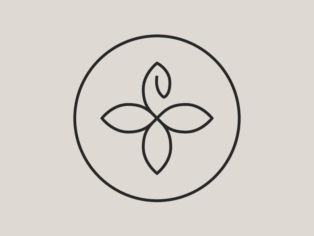 Schlichtes, schwarzes Logo mit floralen Elementen von PURELEI, elegant und modern.