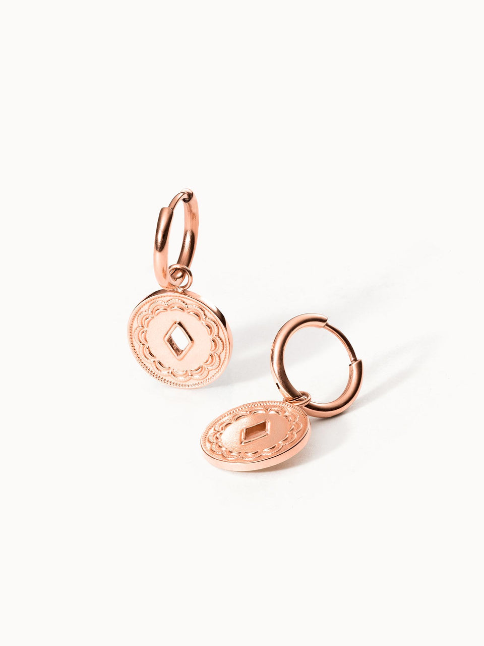 PURELEI Lolani Ohrringe in roségold mit gemustertem Coin und filigraner Ausstanzung, elegant und zeitlos.