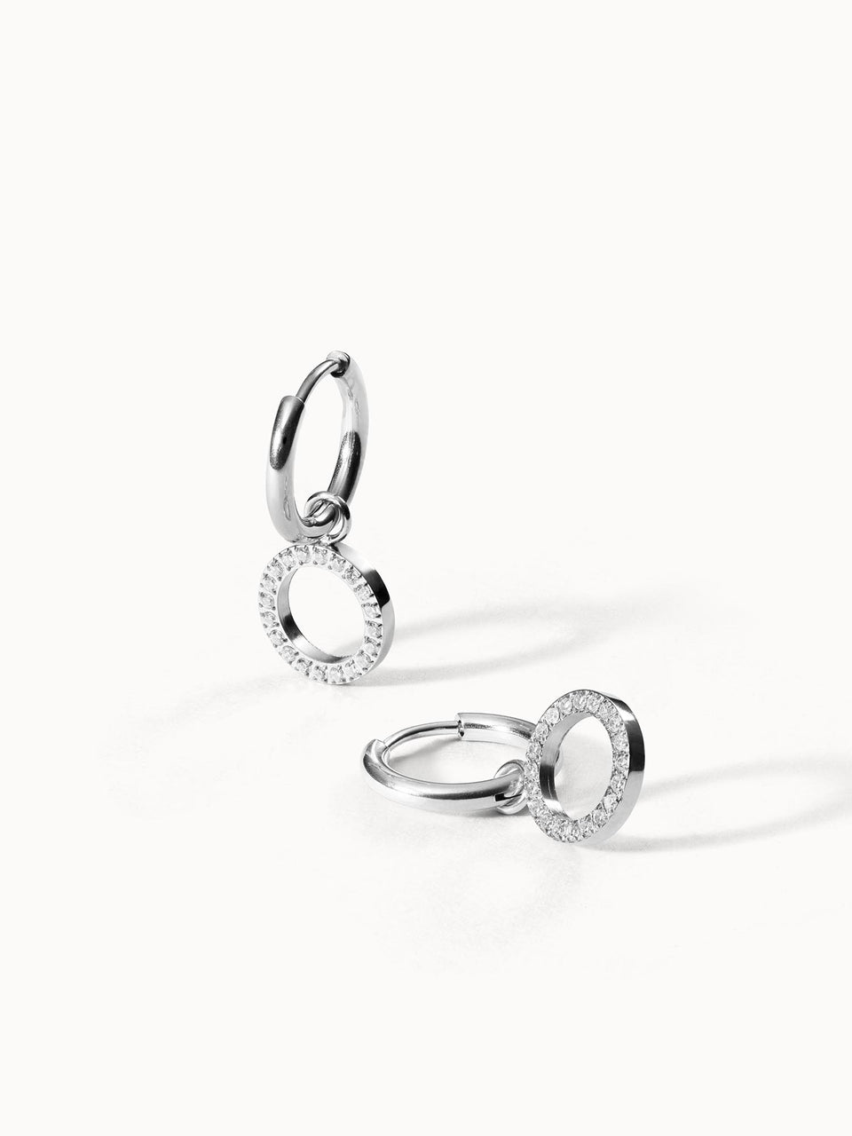 Closed Glow Ohrringe aus nickelfreiem Silber mit Zirkonia-Creolen, minimalistisch und elegant inszeniert von PURELEI.