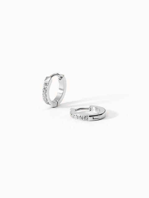 PURELEI Kaimana Ohrringe aus nickelfreiem Silber mit weißen Zirkoniasteinen, elegant auf hellem Hintergrund.