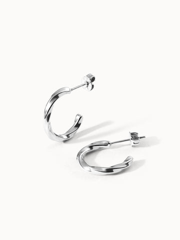 PURELEI Kelani Ohrringe aus nickelfreiem, gewundenem Silber in klarer, eleganter Ästhetik auf weißem Hintergrund