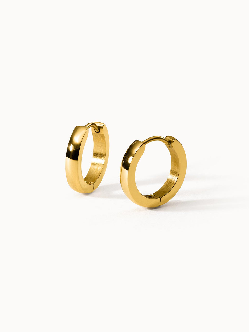 PURELEI Ike Ohrringe aus 18K goldvergoldetem Edelstahl, schlichte Creolen mit zeitloser Eleganz auf hellem Hintergrund