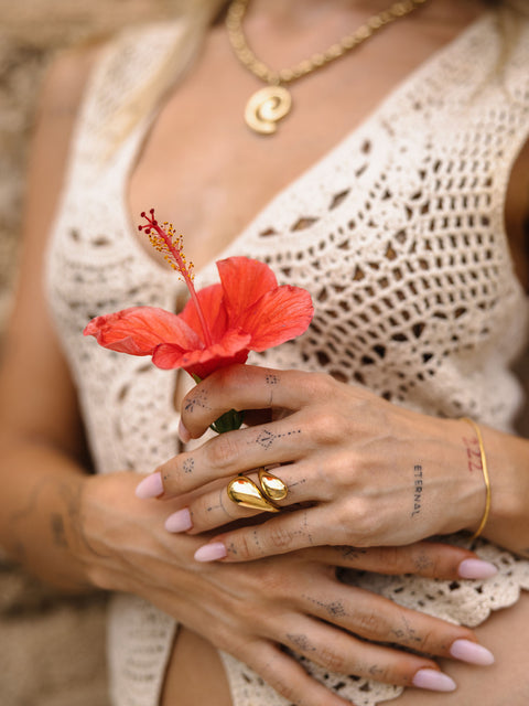 {"color":"Gold"}