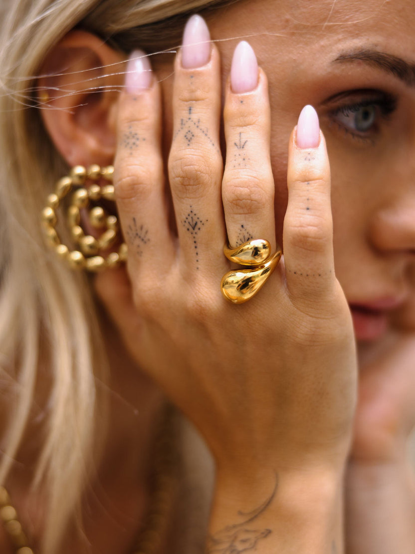 {"color":"Gold"}
