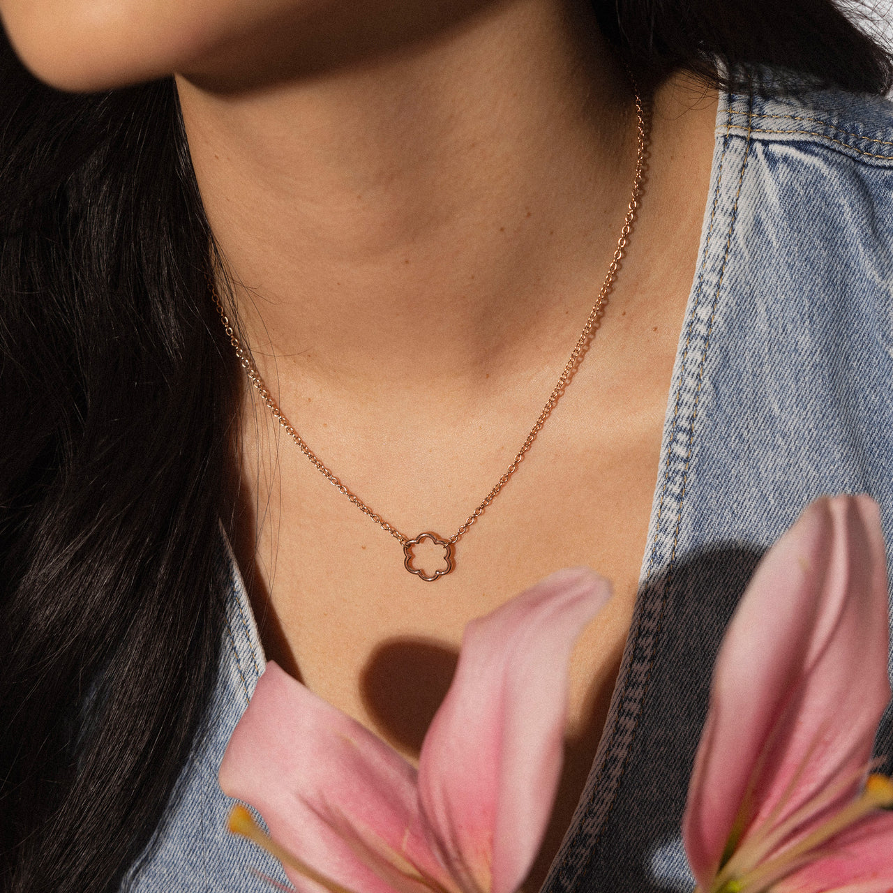 PURELEI Bloom Kette in 18K Roségold mit filigranem Blütenanhänger, elegant und feminin getragen am Hals.