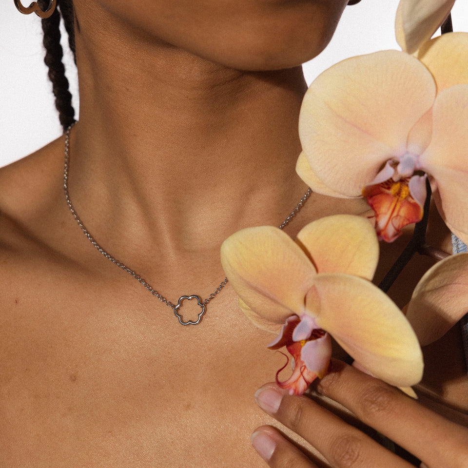 Silberne Bloom Kette mit filigranem Blütenanhänger, zart am Hals getragen, feminine PURELEI Ästhetik.
