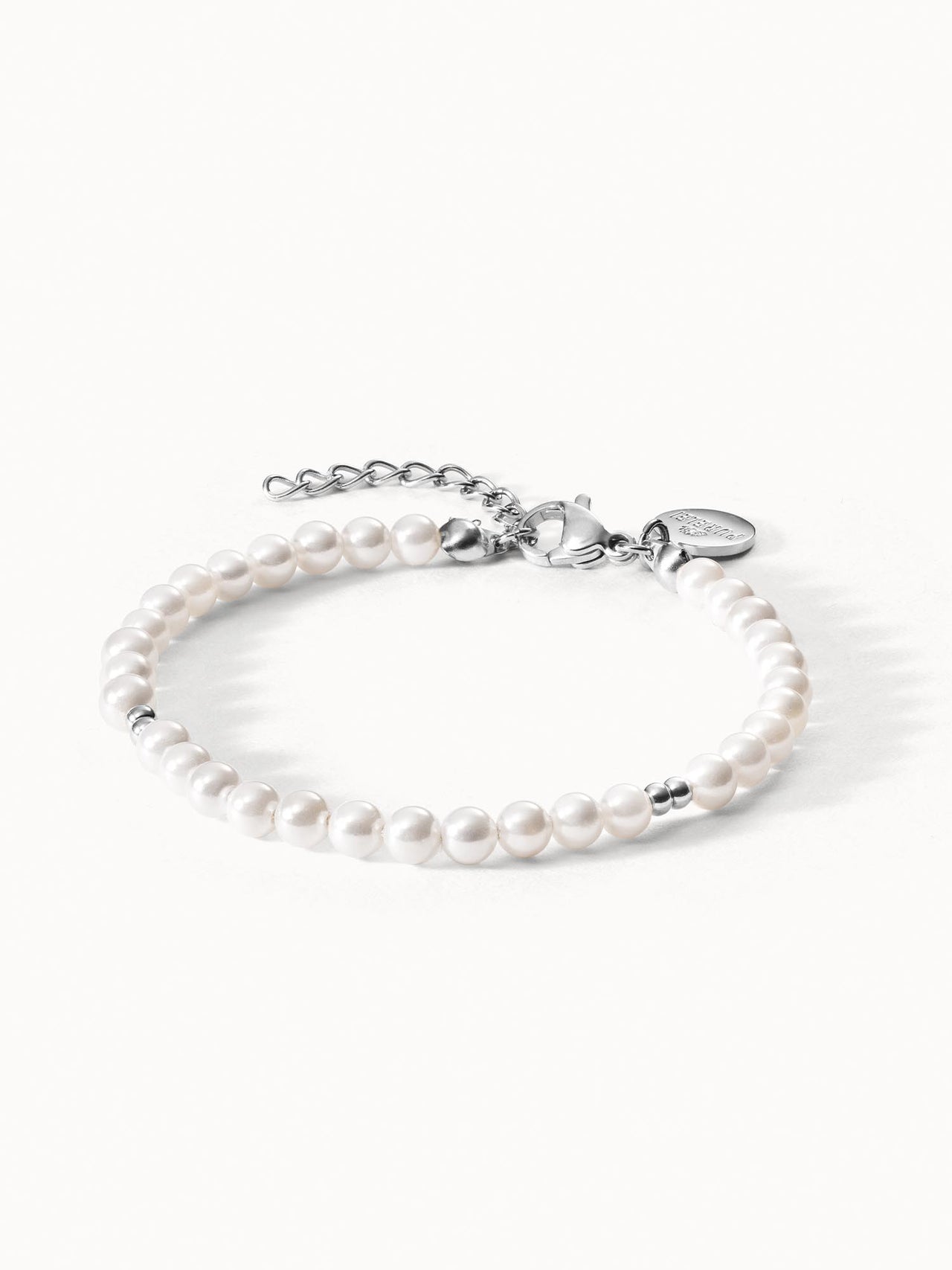 Perlenarmband in zartem Weiß mit silbernen Akzenten von PURELEI