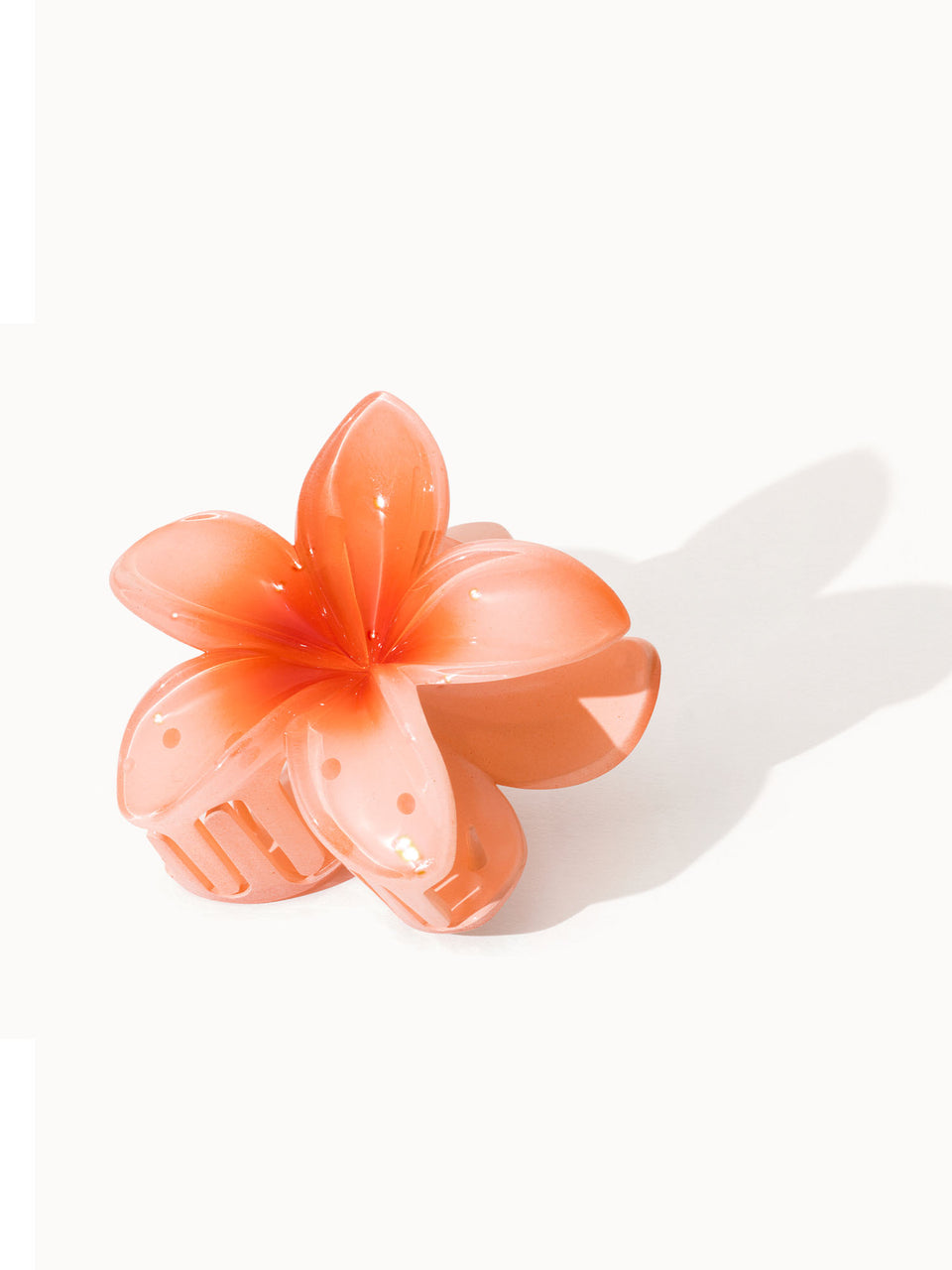Rosafarbene Haarspange in Blumenform von PURELEI, verspielt und elegant.