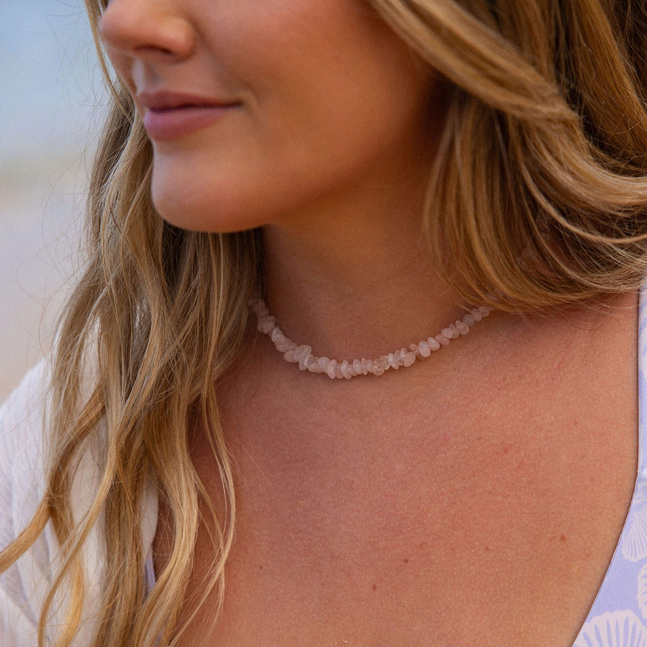 Zarte PURELEI Kette aus hellen Steinen, getragen mit beachy Vibes und natürlichem Glanz.