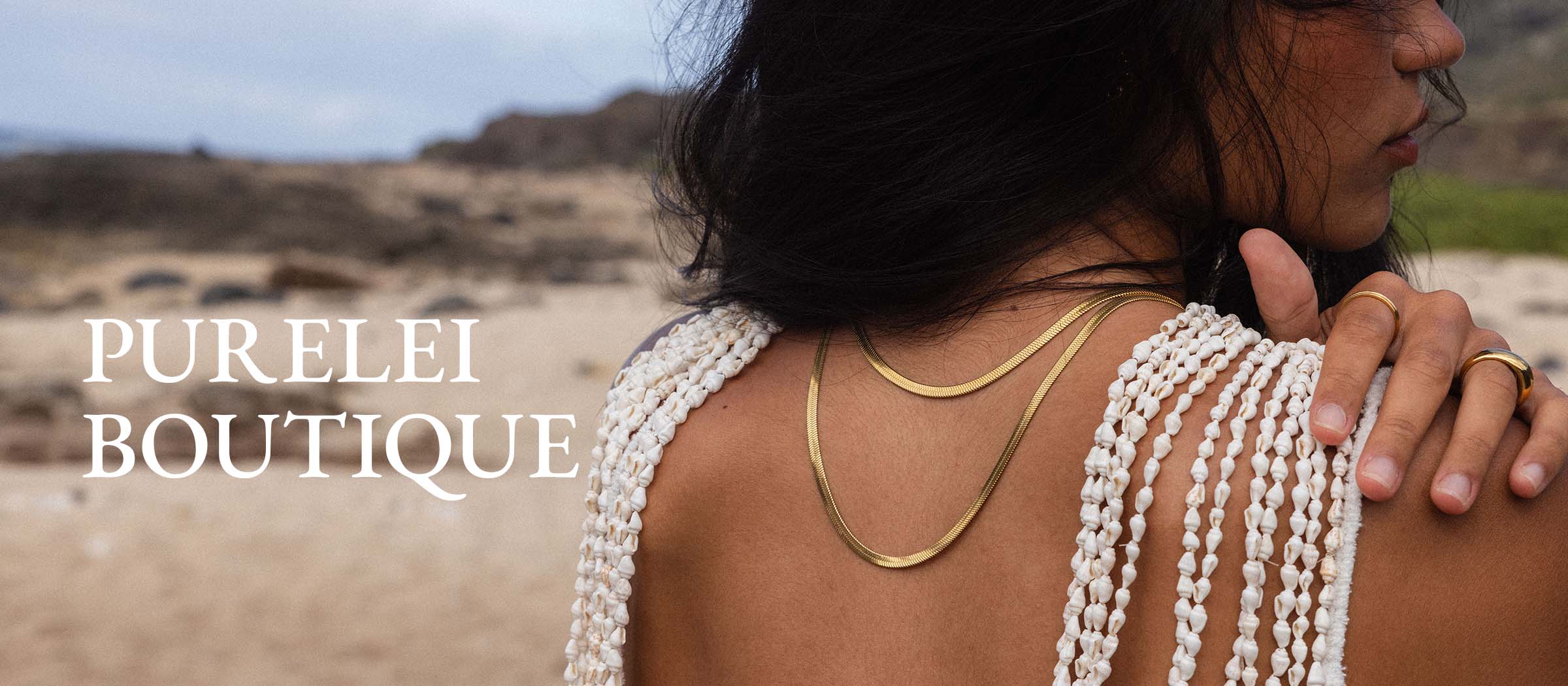 Elegante Muschelkette und goldene Kette, inspiriert von PURELEI, am Rücken getragen.