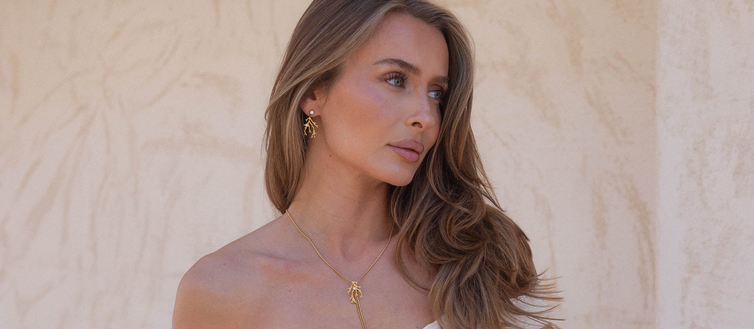 Goldene PURELEI Kette und Ohrringe mit filigranem Design, elegant und feminin.