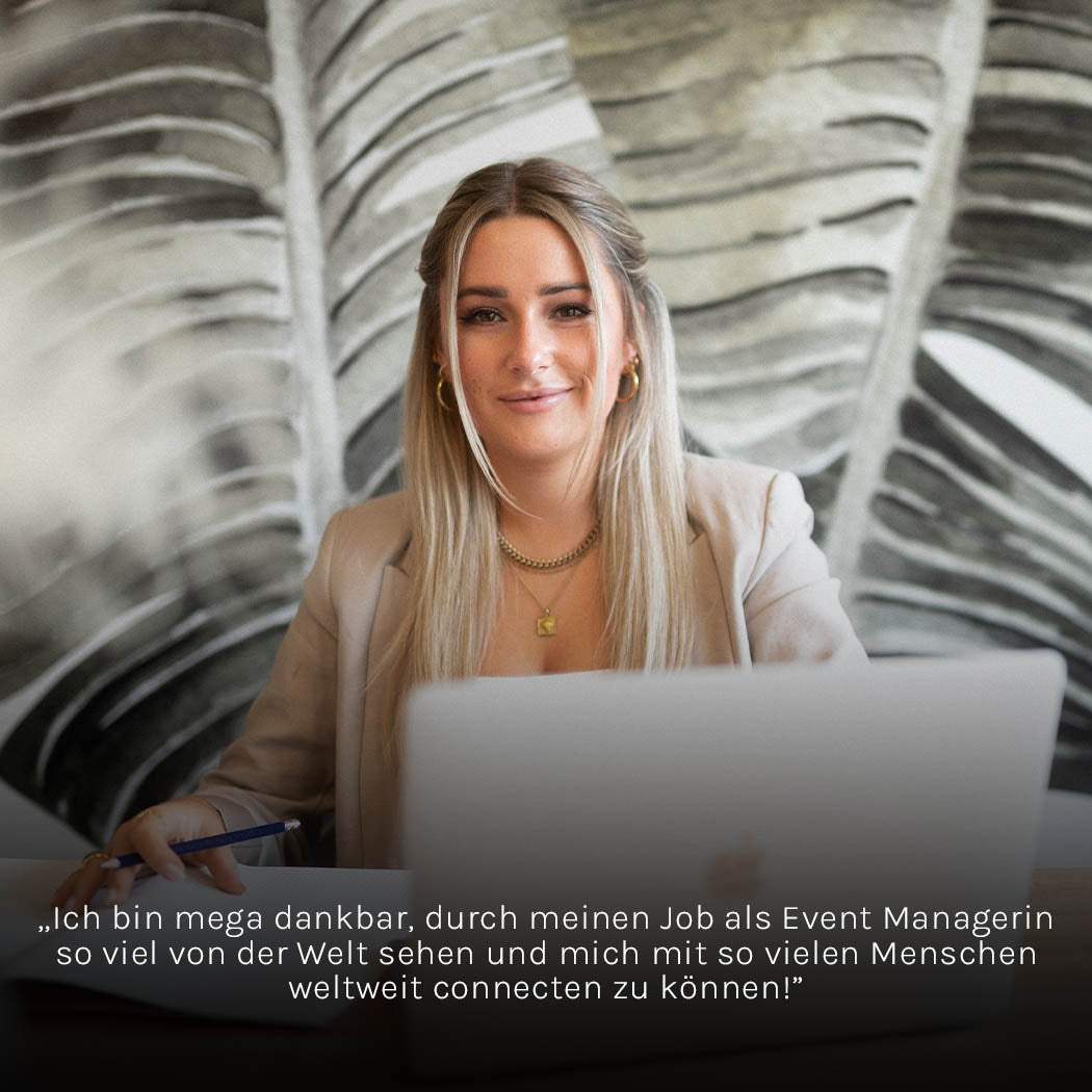 Frau mit langen blonden Haaren, elegante Kette, PURELEI, vor tropischem Hintergrund.