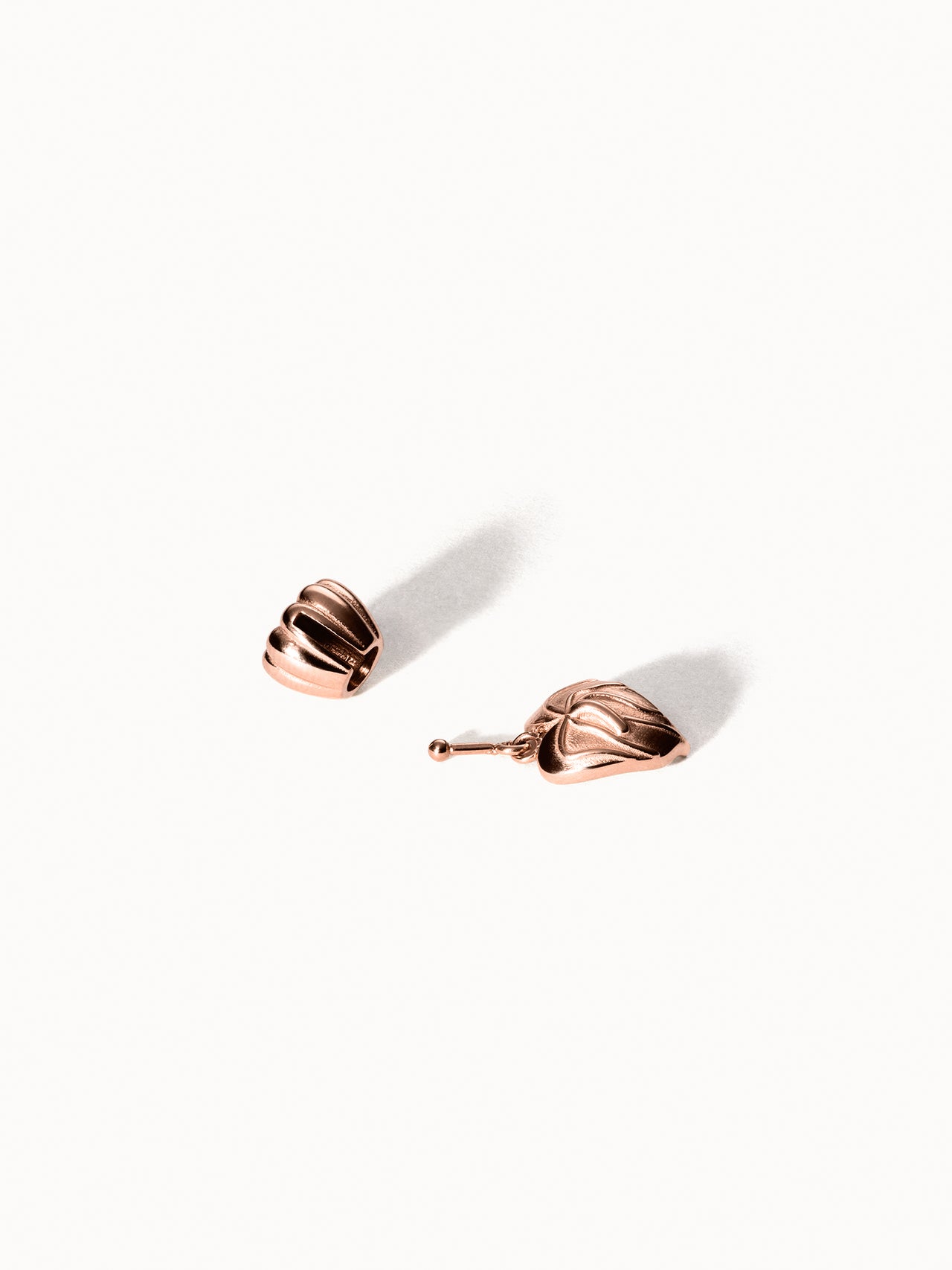 PURELEI Lei Flamingoblumen Charm in Roségold mit abnehmbarer Blüte, clean, elegant und nickelfrei.