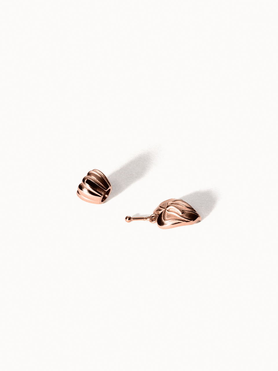 PURELEI Lei Flamingoblumen Charm in Roségold mit abnehmbarer Blüte, clean, elegant und nickelfrei.