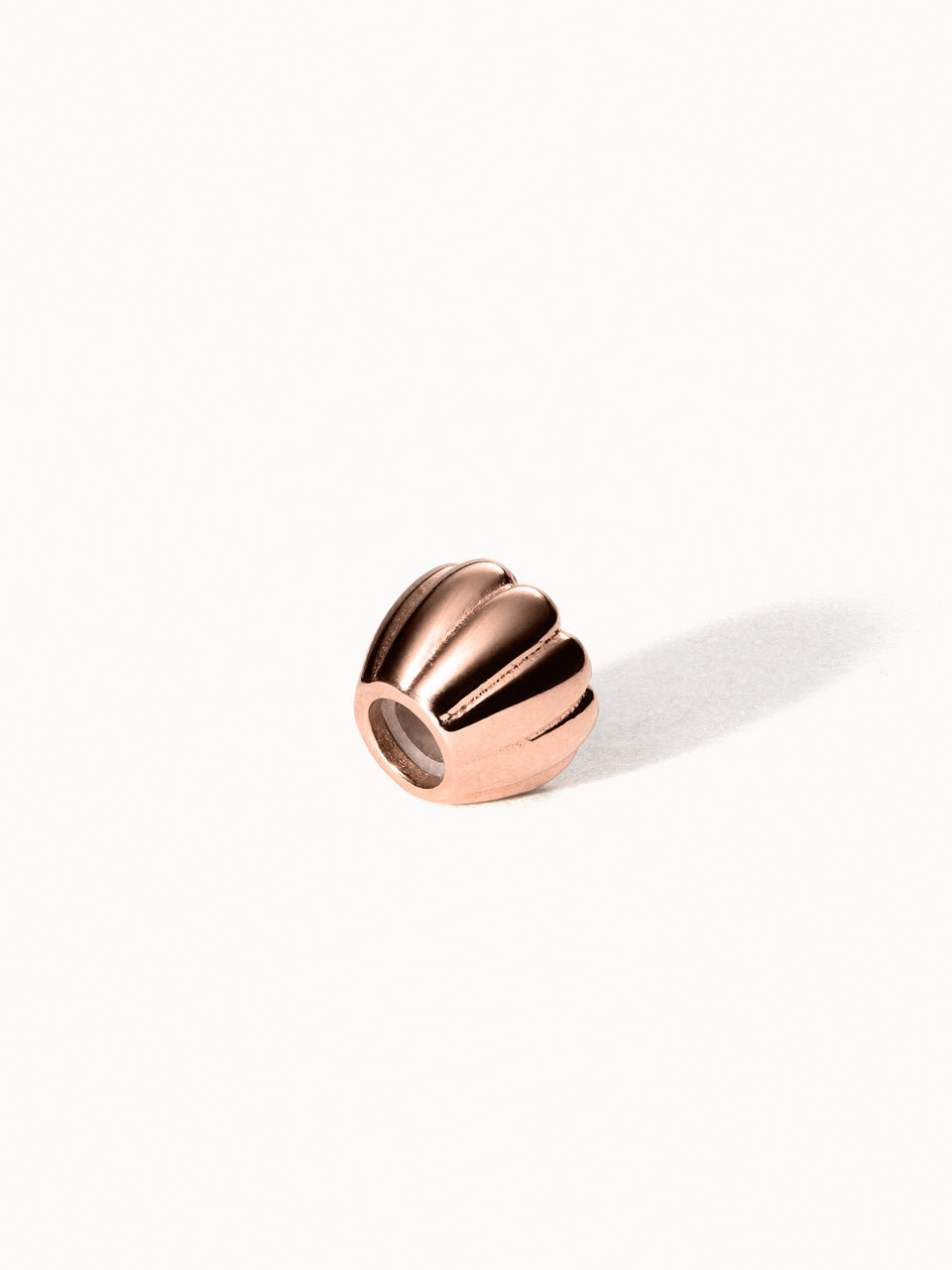 Lei Blume Stopper Charm in Roségold mit Blütenform, Edelstahl, zeitlos elegant, inspiriert von hawaiianischer Natur.