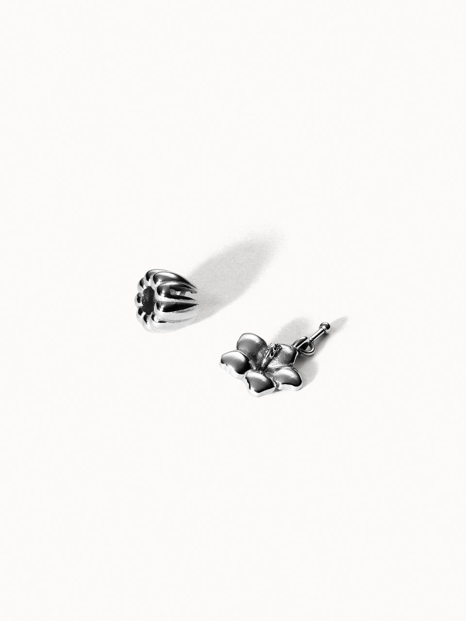 Silberner Lei Hibiskus Charm mit abnehmbarer Blüte auf weißem Hintergrund, elegant & modular von PURELEI.