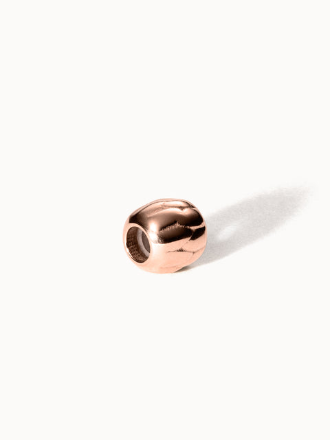 Roségoldener Lei Blatt Stopper Charm mit zarter Blattstruktur, minimalistisch auf hellem Hintergrund, PURELEI Design.