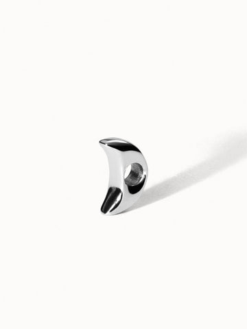 Lei Mond Bubble Charm in nickelfreiem, silbernem Edelstahl mit sanfter Mondform, minimalistisch auf hellem Hintergrund.