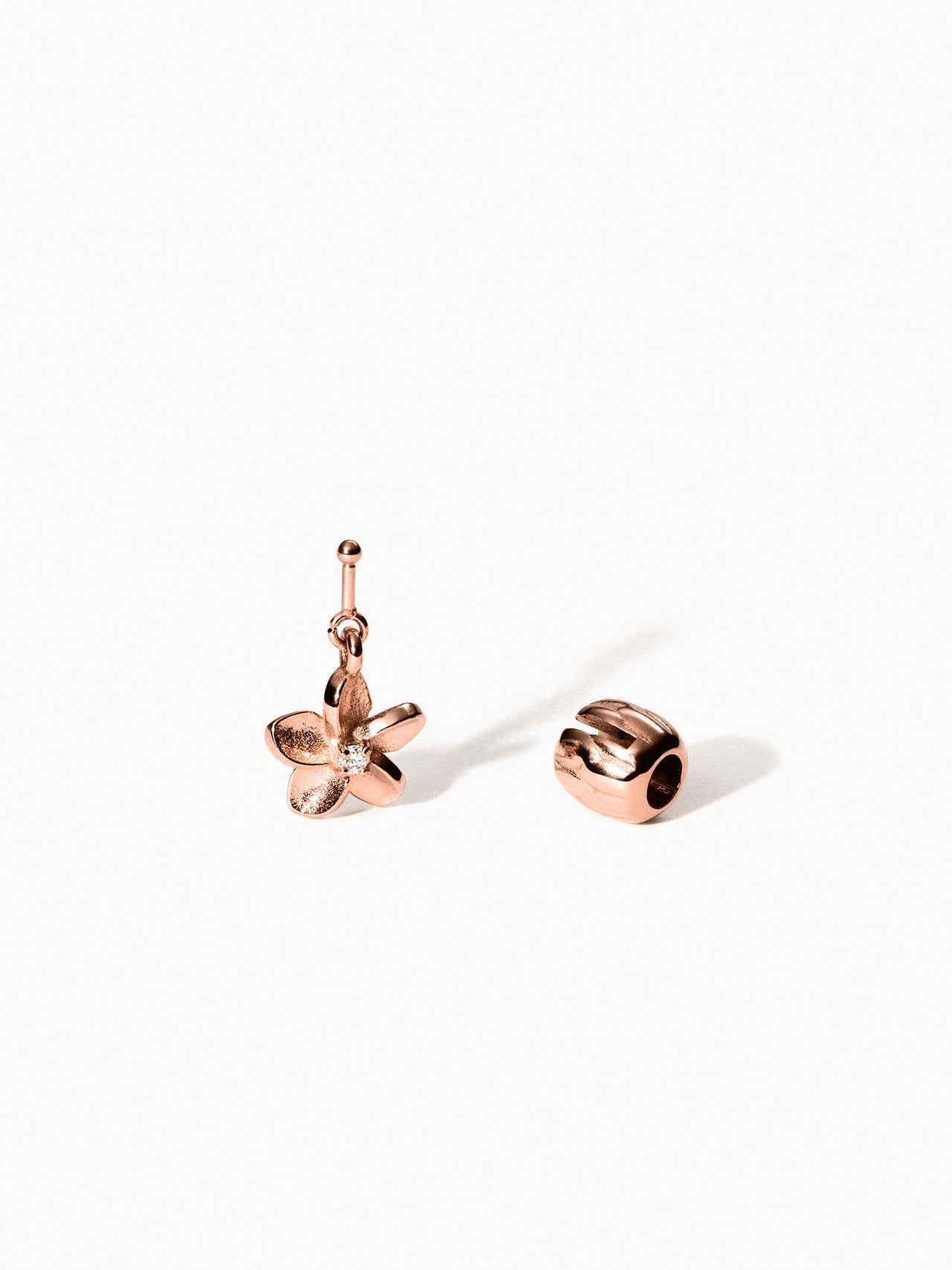 Lei Plumeria Charm von PURELEI, roségoldener Edelstahl mit abnehmbarer Blüte und funkelndem Zirkonia, elegant.