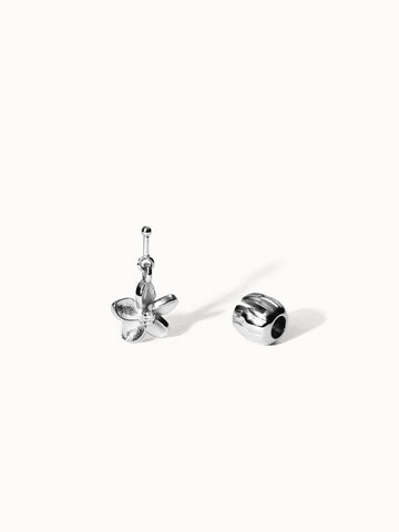 Lei Plumeria Charm von PURELEI in silber mit abnehmbarer Blüte und funkelndem Zirkonia, elegant und minimalistisch.