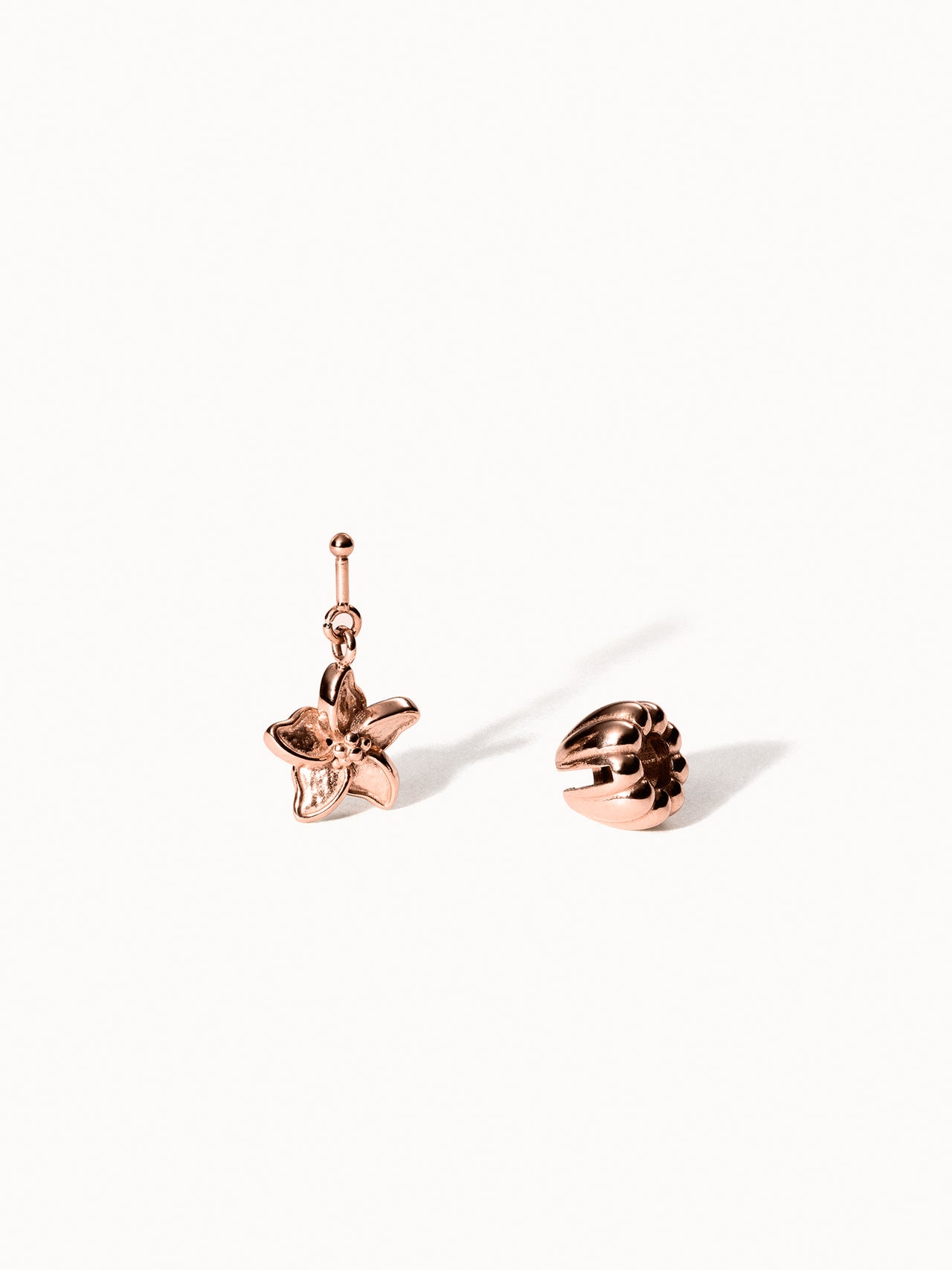 Lei Wachsblumen Charm aus roségoldenem Edelstahl, filigrane Blüte mit abnehmbarer Perle, PURELEI Design.