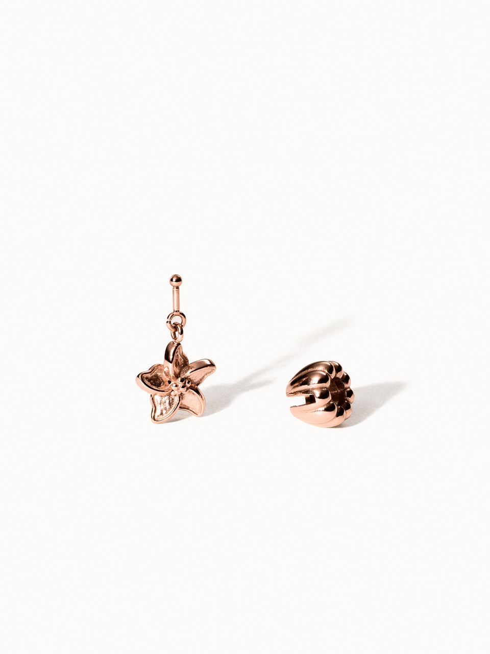 Lei Wachsblumen Charm aus roségoldenem Edelstahl, filigrane Blüte mit abnehmbarer Perle, PURELEI Design.