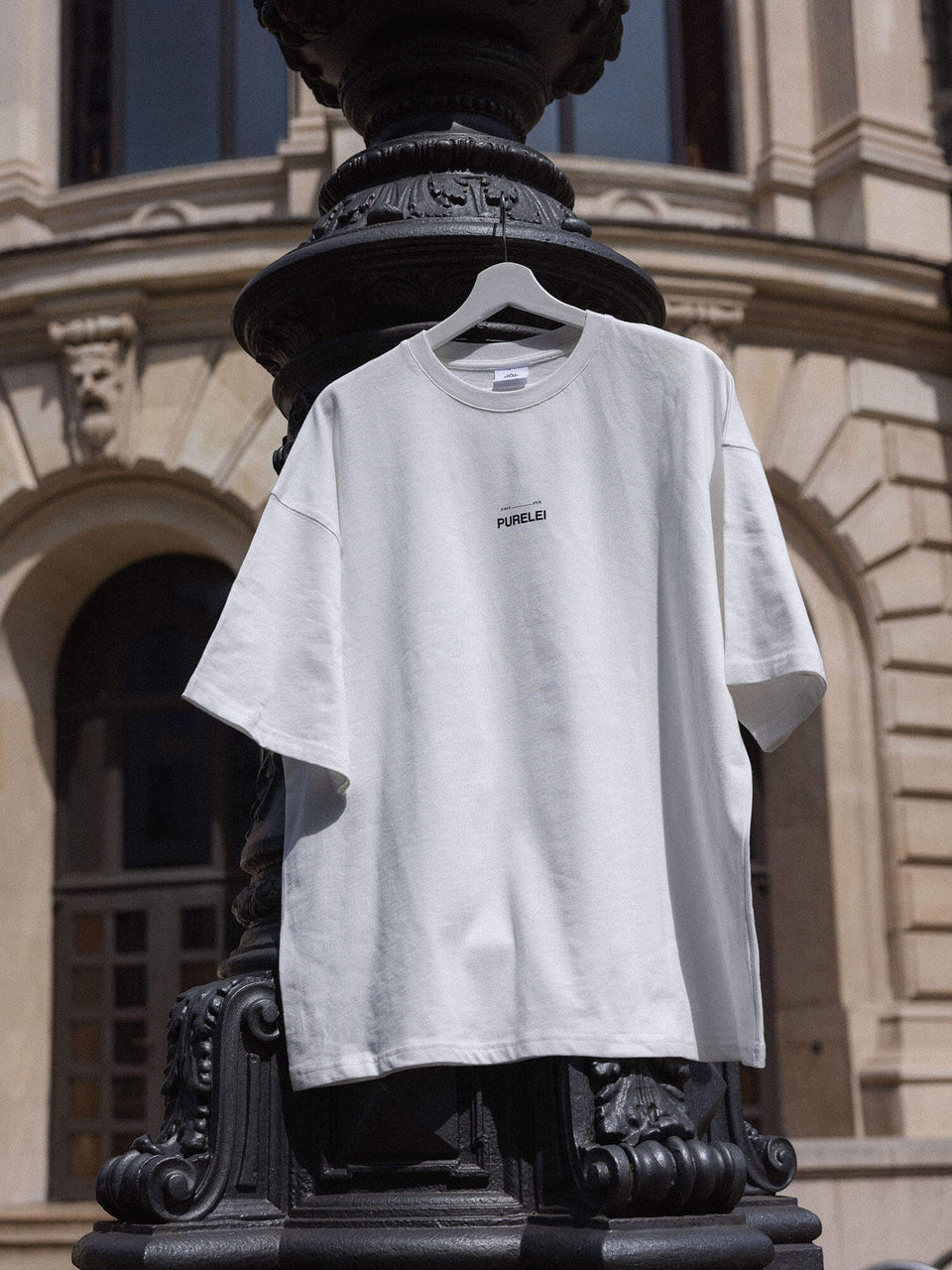 T-Shirt Feeling Pure White von PURELEI in cremigem Weiß, oversized, aus schwerer Baumwolle, urban und clean inszeniert.